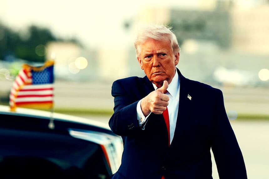 El presidente de EE. UU., Donald Trump, saluda a los medios de comunicación tras bajar del Air Force One en el Aeropuerto Internacional de Miami el 11 de abril de 2026 en Miami, Florida. (Tasos Katopodis/Getty Images)