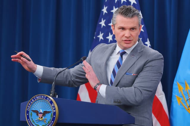 ARLINGTON, VIRGINIA - 24 DE ABRIL: El secretario de Guerra de EE. UU., Pete Hegseth, interviene durante una rueda de prensa en el Pentágono el 24 de abril de 2026 en Arlington, Virginia. El presidente Trump anunció el jueves que el alto el fuego entre Israel y el Líbano se ha prorrogado tres semanas, mientras que EE. UU. mantiene el bloqueo del estrecho de Ormuz. (Foto de Anna Moneymaker/Getty Images).