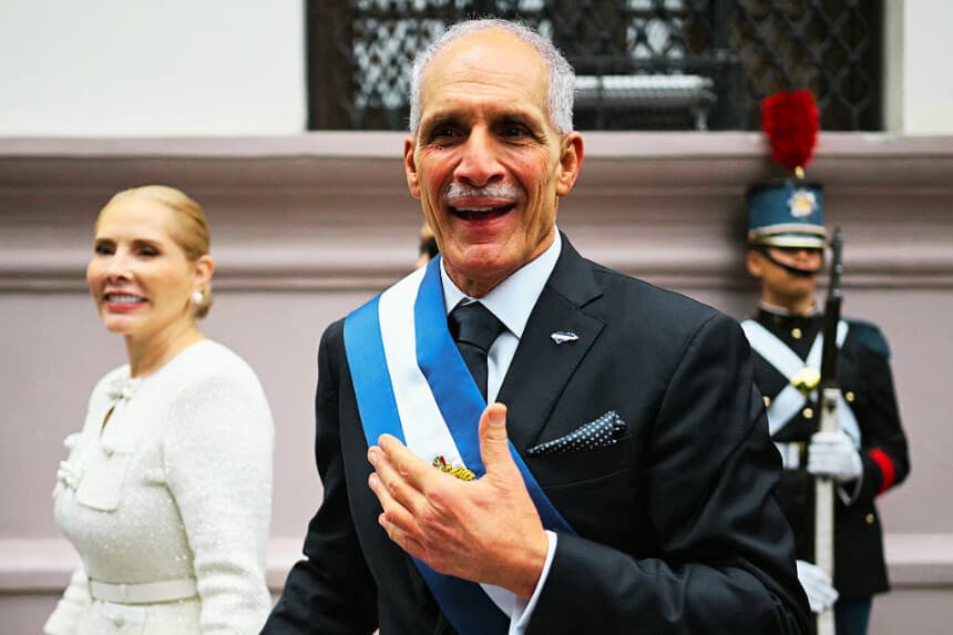 El presidente de Honduras, Nasry Asfura, gesticula junto a su esposa, Lissette del Cid Fernández, tras tomar posesión de su cargo en el Congreso de Honduras, en Tegucigalpa, el 27 de enero de 2026. (JOHAN ORDONEZ / AFP vía Getty Images)
