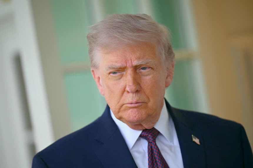 FOTO PRINCIPAL - El presidente de EE. UU., Donald Trump, habla con la prensa frente al Despacho Oval de la Casa Blanca, en Washington D. C., el 13 de abril de 2026. Trump se negó el lunes a pedir disculpas por criticar al papa León XIV, después de que el pontífice hiciera un llamamiento para poner fin a la violencia en la guerra de Irán. “No hay nada por lo que disculparse. Está equivocado”, dijo Trump a los periodistas, un día después de publicar en las redes sociales y hacer comentarios en los que arremetía contra el papa nacido en Estados Unidos. (Foto de Brendan SMIALOWSKI / AFP vía Getty Images)
