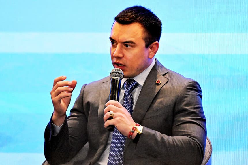 El presidente de Ecuador, Daniel Noboa, llega a la inauguración de la conferencia internacional sobre drogas sintéticas en Quito el 26 de enero de 2026. (Rodrigo BUENDIA / AFP vía Getty Images)