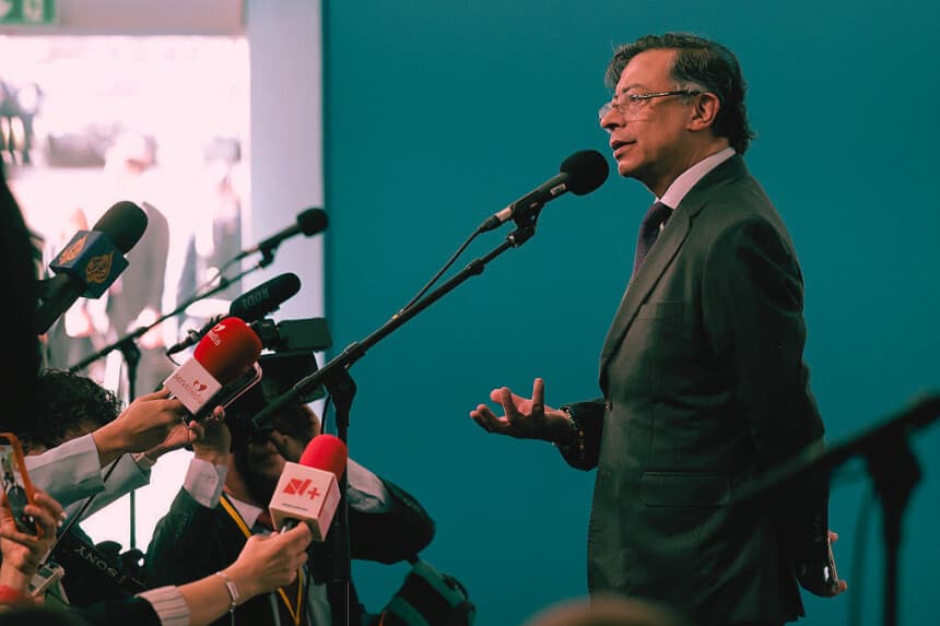 El presidente de Colombia, Gustavo Petro, habla con los periodistas a su llegada para asistir al "Encuentro en Defensa de la Democracia", una reunión de líderes de izquierda que buscan movilizarse contra la derecha, en Barcelona el 18 de abril de 2026. (Foto de Oscar DEL POZO / AFP vía Getty Images)