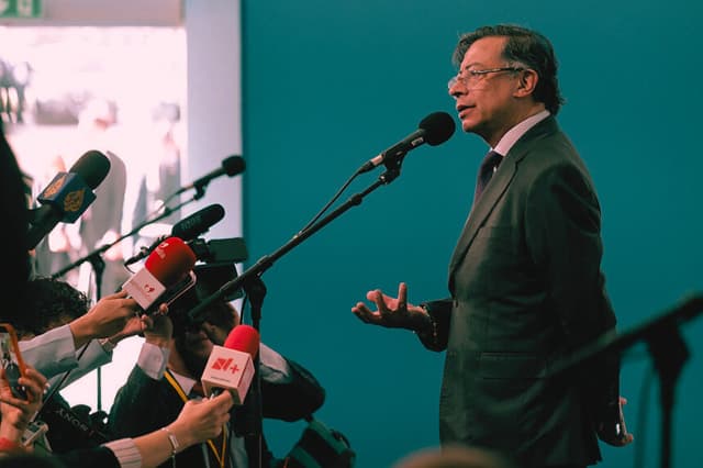 Petro ordena a embajadora en Ecuador regresar de inmediato a Colombia