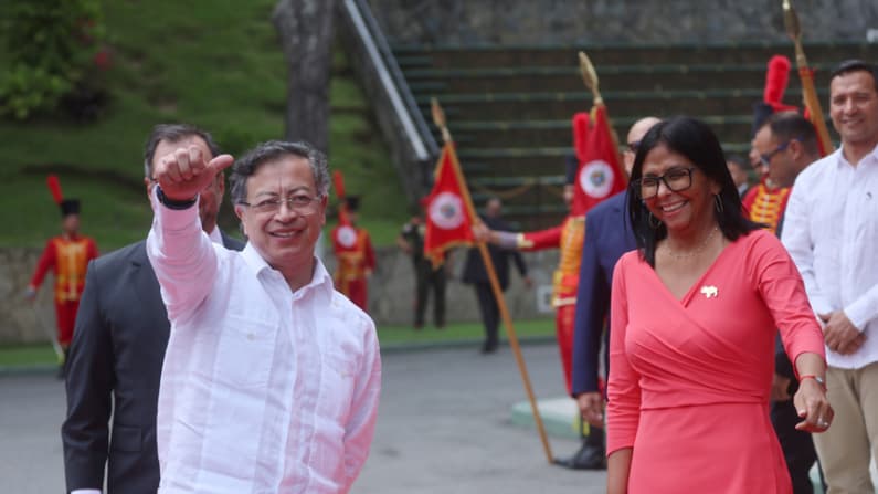 Delcy Rodríguez recibe a Petro en su primera visita a Venezuela sin Maduro