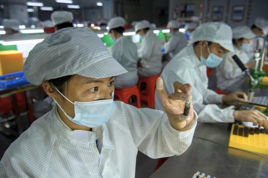 Un trabajador revisa un producto en la cadena de montaje de una empresa de cigarrillos electrónicos, en Shenzhen, China, el 25 de septiembre de 2019. (Kevin Frayer/Getty Images).
