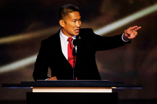 El candidato republicano al Senado de los Estados Unidos por Virginia, Hung Cao, habla en el escenario durante el segundo día de la Convención Nacional Republicana en el Fiserv Forum el 16 de julio de 2024 en Milwaukee, Wisconsin. (Chip Somodevilla/Getty Images)