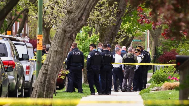 Tiroteo en hospital de Chicago deja un agente muerto y otro crítico, informa la policía