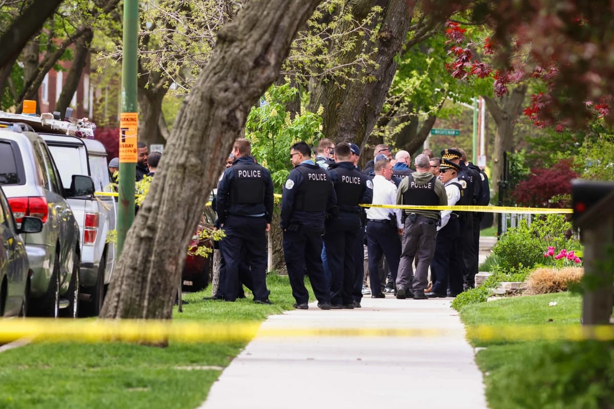 Agentes de policía trabajan en el lugar de los hechos frente al Endeavor Health Swedish Hospital en Lincoln Square, el 25 de abril de 2026. (Anthony Vázquez/Chicago Sun-Times vía AP)