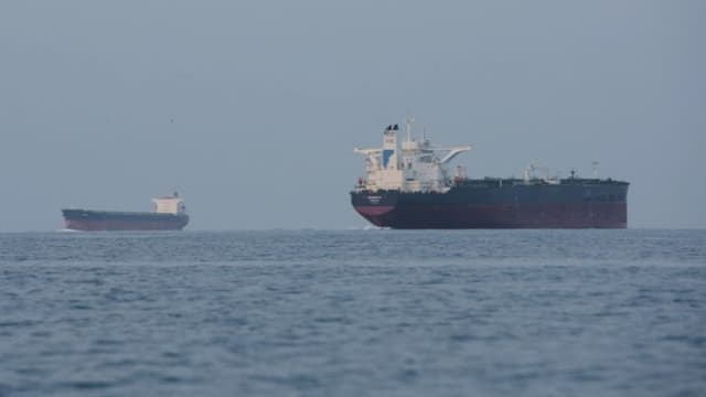Fuerzas de EE. UU. interceptan y obligan a dar media vuelta a petrolero vinculado a Irán en el mar Arábigo