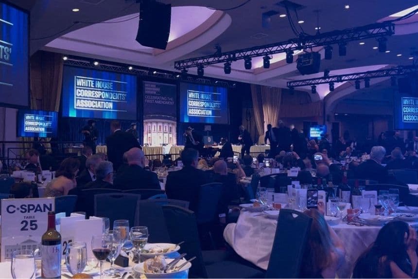 Agentes armados se dirigen al escenario tras escucharse fuertes detonaciones durante la cena de corresponsales de la Casa Blanca en el hotel Washington Hilton de Washington, el 25 de abril de 2026. (Danny Kemp y los equipos de AFPTV/AFP vía Getty Images)