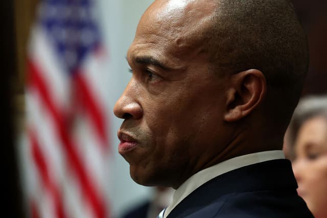 El secretario de Vivienda y Desarrollo Urbano de EE. UU., Scott Turner, asiste a una reunión del Gabinete en la Casa Blanca el 9 de octubre de 2025 en Washington, D.C. (Anna Moneymaker/Getty Images)