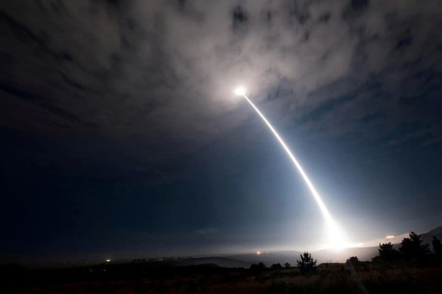 Un misil balístico intercontinental Minuteman III desarmado se lanza durante una prueba operativa en la Base de la Fuerza Aérea Vandenberg, Santa Bárbara, California, el 2 de agosto de 2017. (Fotografía de la Fuerza Aérea de EE. UU. por el aviador de primera clase Ian Dudley)