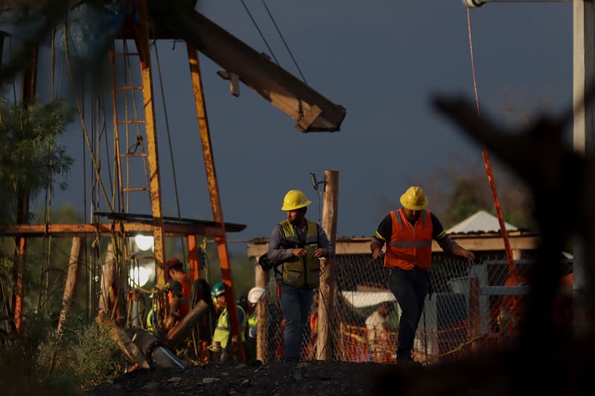 Autoridades mexicanas localizaron sin vida al cuarto y último trabajador que había quedado atrapado tras un derrumbe en la mina Santa Fe, en El Rosario, Sinaloa, noroeste del país, que colapsó el pasado 25 de marzo, en el que otros dos mineros fueron rescatados vivos y uno más muerto. Fotografía de archivo. (EFE/Antonio Ojeda)