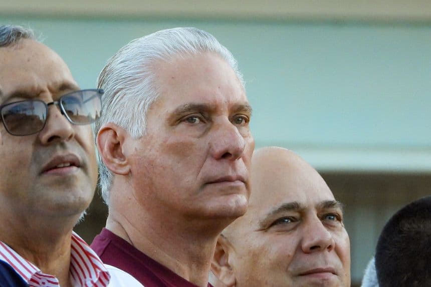 (De Izq. a Dcha.) El embajador de Venezuela en Cuba, Orlando Maneiro; el presidente de Cuba, Miguel Díaz-Canel; y el secretario de Organización del Partido Comunista de Cuba (PCC), Roberto Morales Ojeda, asisten a un acto de solidaridad con Venezuela, celebrado en La Habana, el 17 de octubre de 2025. (ADALBERTO ROQUE/AFP vía Getty Images)