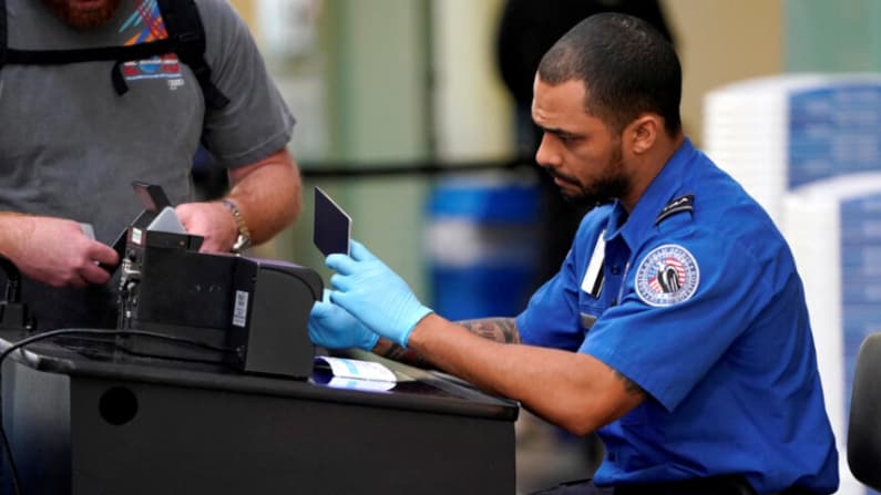 Más de 1000 oficiales de la TSA dimiten en medio del cierre en EE. UU.