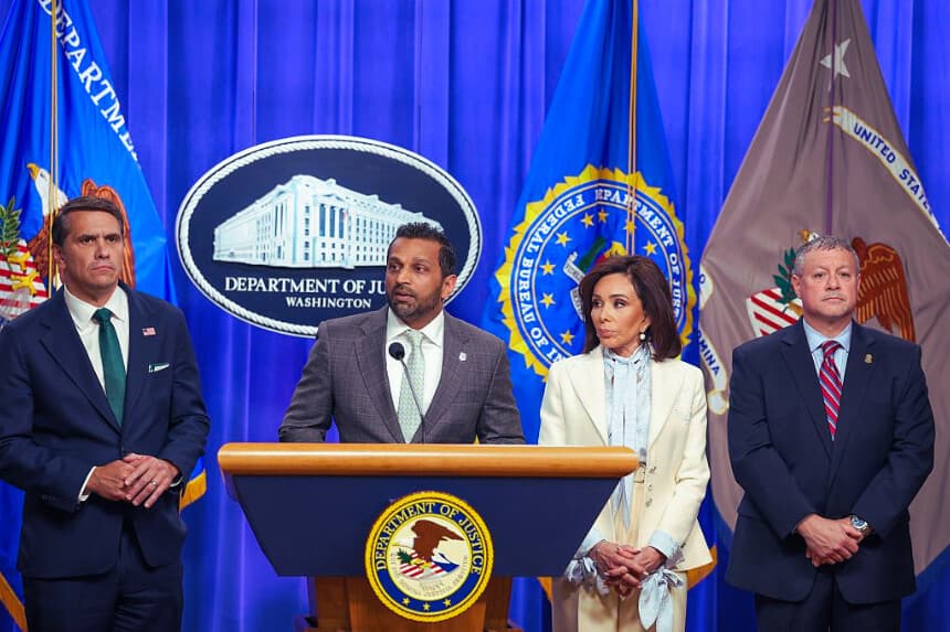 El director del FBI, Kash Patel, habla mientras el fiscal general interino Todd Blanche, la fiscal federal del Distrito de Columbia, Jeanine Pirro, y el subdirector interino de la División de Investigaciones Criminales del FBI, Darren Cox, escuchan en una conferencia de prensa en el Departamento de Justicia el 27 de abril de 2026 en Washington, DC. Los funcionarios respondieron a las preguntas de la prensa y dieron información actualizada sobre el caso contra Cole Tomas Allen, el sospechoso del tiroteo en la Cena de Corresponsales de la Casa Blanca. (Tasos Katopodis/Getty Images)