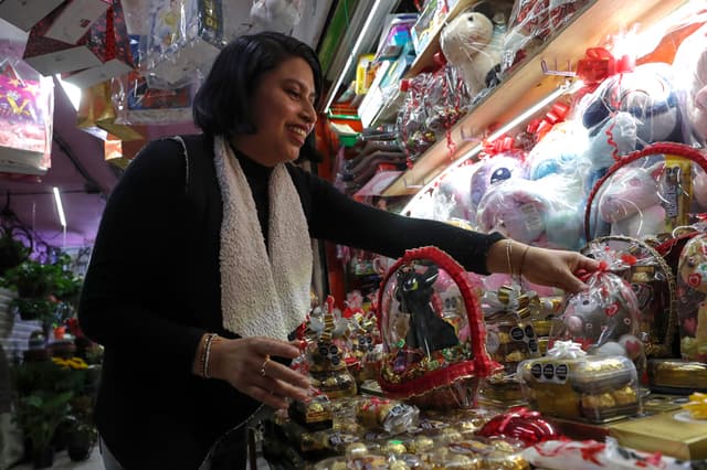 Una comerciante atiende su local en Ciudad de México. Fotografía de archivo. (EFE/ Isaac Esquivel)