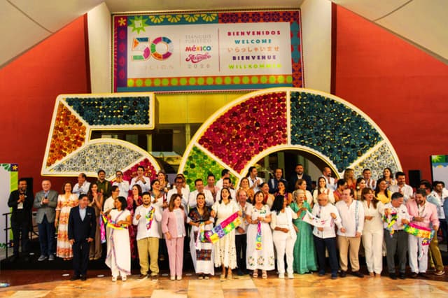 La secretaria de Turismo (Sectur) del Gobierno de México, Josefina Rodríguez Zamora (c), y la gobernadora de Guerrero, Evelyn Salgado (ci) participan en el corte de listón durante la ceremonia de inauguración de la edición 50 del Tianguis Turístico, en el puerto de Acapulco (EFE/David Guzmán)