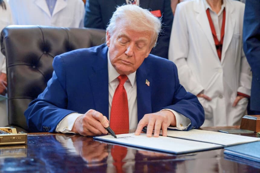 El presidente Donald Trump firma un decreto ejecutivo en el que se recomienda flexibilizar la normativa federal sobre la marihuana, en el Despacho Oval de la Casa Blanca, en Washington, el 18 de diciembre de 2025. (Evelyn Hockstein/Reuters).