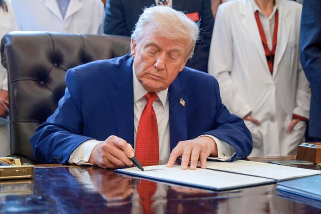 El presidente Donald Trump firma un decreto ejecutivo en el que se recomienda flexibilizar la normativa federal sobre la marihuana, en el Despacho Oval de la Casa Blanca, en Washington, el 18 de diciembre de 2025. (Evelyn Hockstein/Reuters).