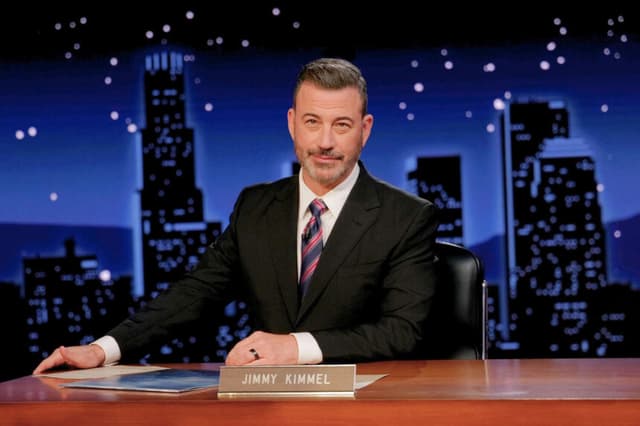 Jimmy Kimmel presenta su programa nocturno "Jimmy Kimmel Live!" en Los Ángeles el 23 de septiembre de 2025. (Randy Holmes/Disney vía AP).