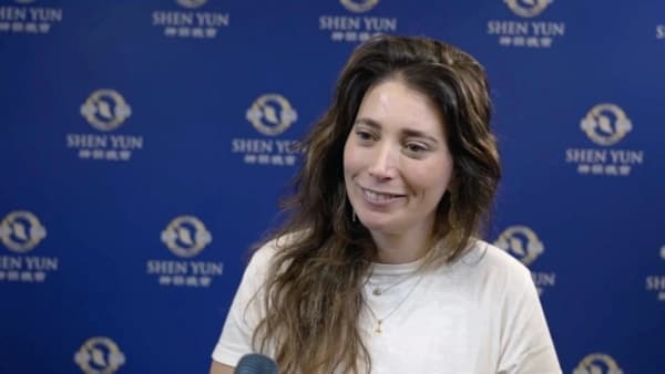 La diputada argentina Sabrina Ajmechet asiste a la función de Shen Yun en el Teatro Ópera de Buenos Aires, el 19 de abril de 2026. (NTD)