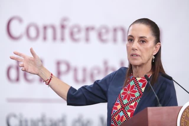 La presidenta de México, Claudia Sheinbaum, habla durante una rueda de prensa este martes, en Palacio Nacional de la Ciudad de México. (EFE/Mario Guzmán)