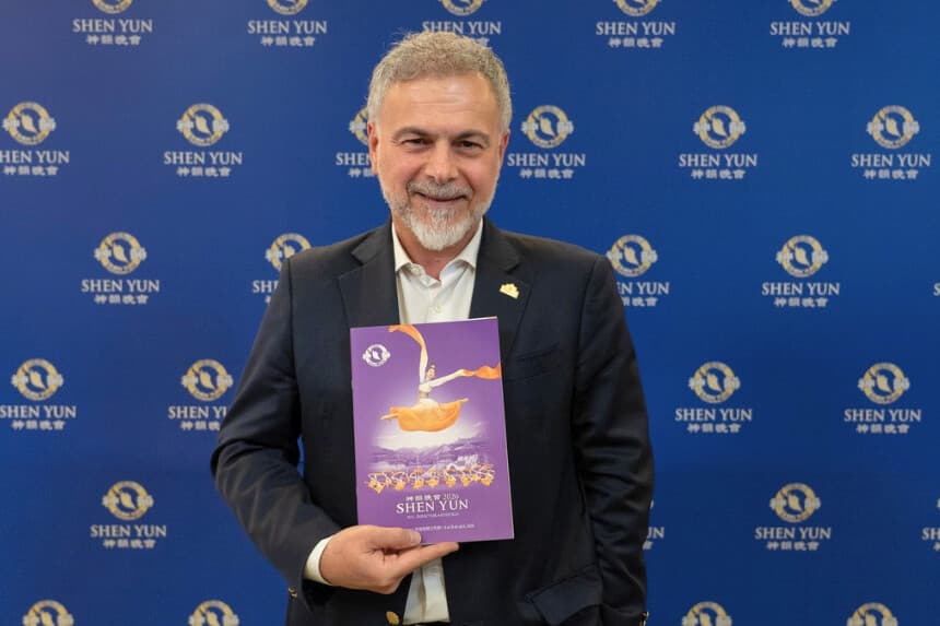 El médico oftalmólogo Leonardo Fernández Irigaray, asistió a una segunda función de Shen Yun en el Teatro Ópera de Buenos Aires el 18 de abril de 2026. (NTD).