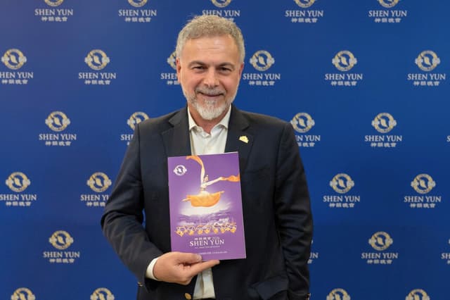Médico ve Shen Yun 2 veces en 2 semanas: “Muestra realmente a China, es espectacular"