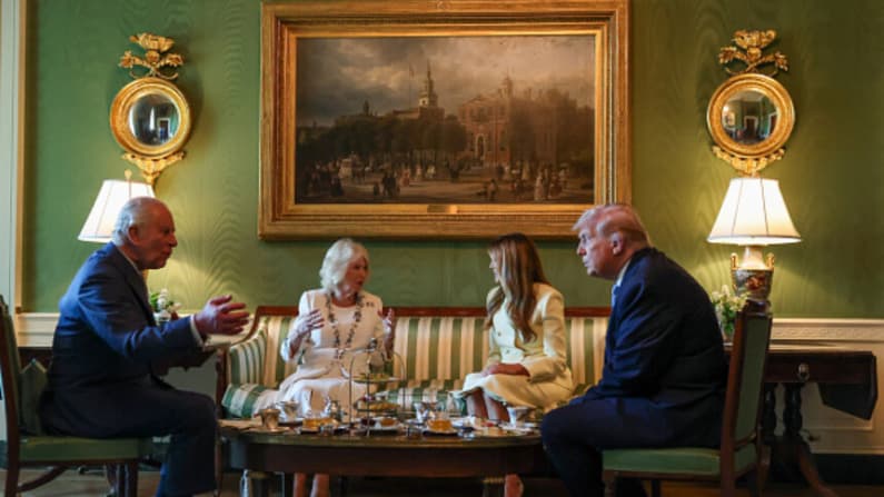Trump y la primera dama ofrecen cena de Estado al rey Carlos y la reina Camilla