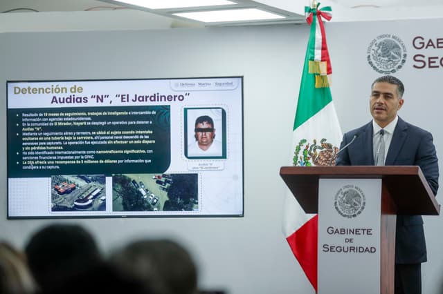 El secretario de Seguridad y Protección Ciudadana, Omar García Harfuch, habla durante una rueda de prensa este martes, en la Ciudad de México (EFE/ Isaac Esquivel)