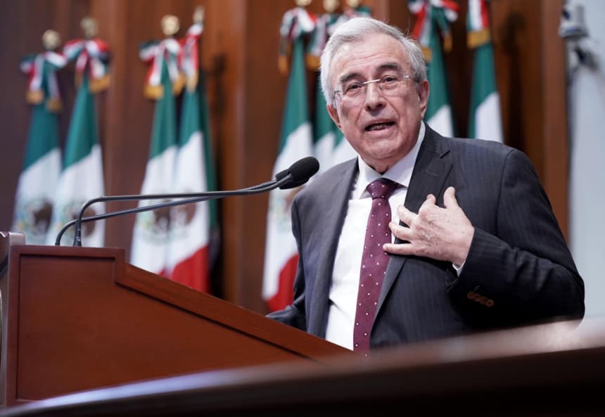 Fotografía de archivo que muestra al gobernador de Sinaloa, Rubén Rocha Moya, mientras participa en un acto protocolario en la ciudad Culiacán, en Sinaloa. (EFE/ Juan Carlos Cruz)