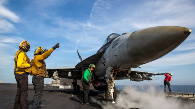 Avión-caza de EE. UU. dispara a petrolero que se acercaba a puerto iraní, reporta CENTCOM