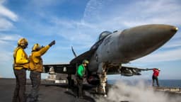 EE. UU. aplica bloqueo a distancia al transporte iraní mientras Teherán controla Ormuz