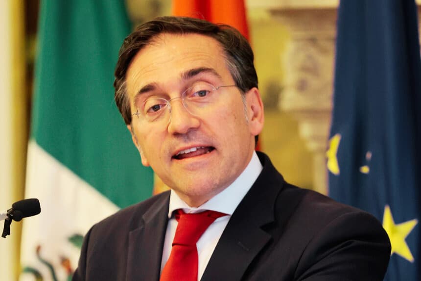 El canciller español, José Manuel Albares participa durante una conferencia de prensa en la residencia de la Embajada de España este miércoles, en la Ciudad de México (EFE/José Méndez)