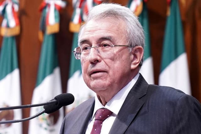Fotografía de archivo que muestra al gobernador de Sinaloa, Rubén Rocha Moya, mientras participa en un acto protocolario en la ciudad Culiacán, en Sinaloa. (EFE/ Juan Carlos Cruz)