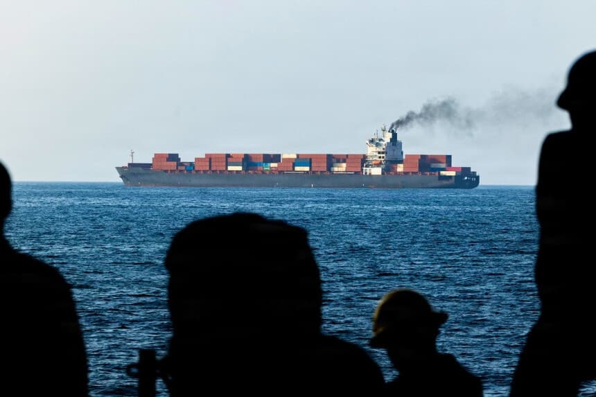 Las fuerzas estadounidenses patrullan el mar Arábigo cerca del buque portacontenedores "Touska", tras haber disparado contra el buque de bandera iraní, que, según Estados Unidos, intentó violar el bloqueo naval de los puertos iraníes cercanos al estrecho de Ormuz, el 20 de abril de 2026. (Marina de los Estados Unidos a través de Getty Images).