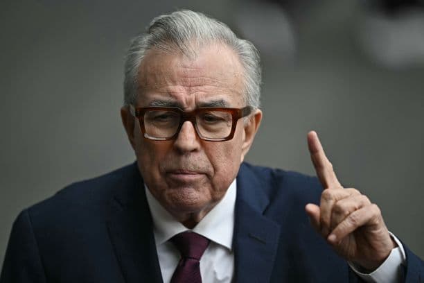 El gobernador de Sinaloa, Rubén Rocha Moya, habla al salir de la ceremonia de investidura de la nueva presidenta de México, Claudia Sheinbaum, celebrada en el Congreso de la Unión, en Ciudad de México, el 1 de octubre de 2024. (CARL DE SOUZA/AFP vía Getty Images)