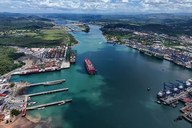 Vista aérea del buque portacontenedores One Contribution, que navega bajo pabellón de Tokio, al entrar en el Canal de Panamá, en la ciudad de Panamá, el 21 de abril de 2026. (MARTIN BERNETTI / AFP vía Getty Images)