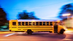 5 estudiantes evitaron una tragedia al auxiliar a conductora de autobús que tuvo una emergencia medica