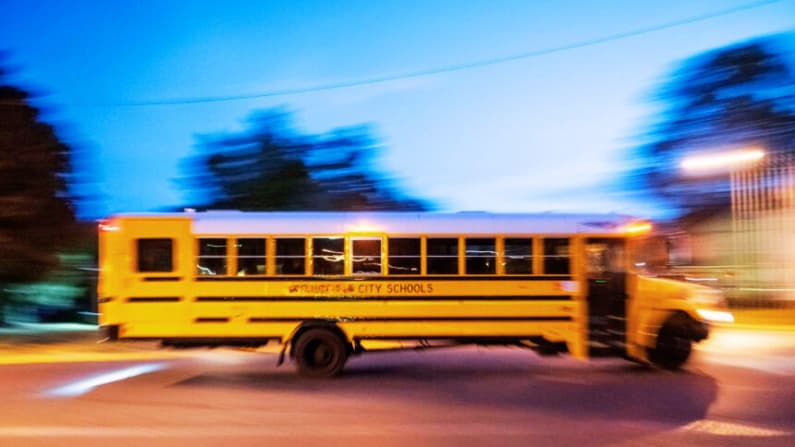 5 estudiantes evitaron una tragedia al auxiliar a conductora de autobús que tuvo una emergencia medica