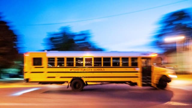 5 estudiantes evitaron una tragedia al auxiliar a conductora de autobús que tuvo una emergencia medica