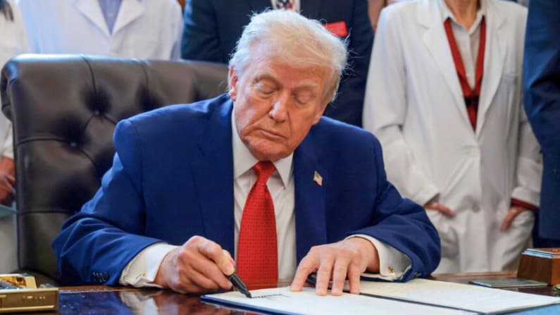 Trump firma la ley de financiación del DHS y pone fin al cierre