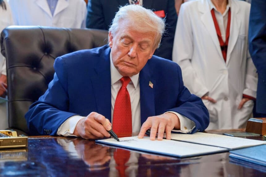 El presidente Donald Trump firma un decreto ejecutivo en el que se recomienda flexibilizar la normativa federal sobre la marihuana, en el Despacho Oval de la Casa Blanca, el 18 de diciembre de 2025. (Evelyn Hockstein/Reuters).