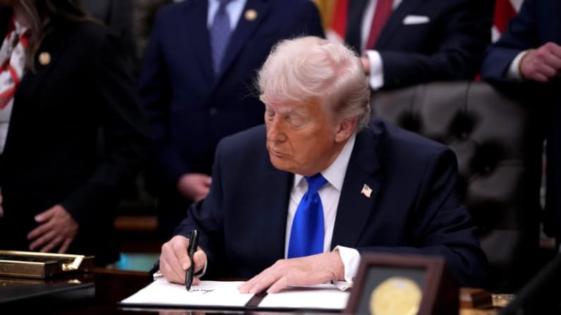 Trump anuncia nuevo arancel del 25 por ciento sobre automóviles y camiones procedentes de la UE