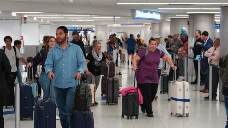 Llega a Miami primer vuelo directo desde Venezuela tras siete años