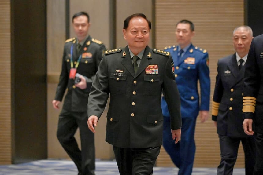 Zhang Youxia, vicepresidente de la Comisión Militar Central de China (en el centro), llega para posar en una foto de grupo antes de la ceremonia de inauguración del XIX Simposio Naval del Pacífico Occidental en Qingdao, provincia de Shandong (China), el 22 de abril de 2024. (Wang Zhao/AFP vía Getty Images).