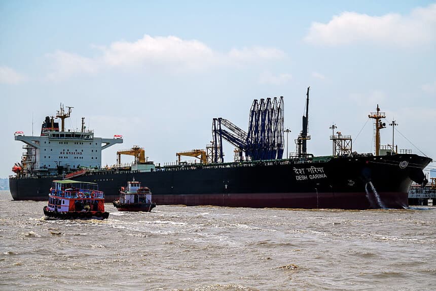 El Desh Garima, un petrolero con bandera india que transportaba crudo y que transitó por el estrecho de Ormuz, se ve atracado en una terminal de descarga a lo largo de la costa de Bombay el 30 de abril de 2026. (Punit PARANJPE / AFP vía Getty Images)