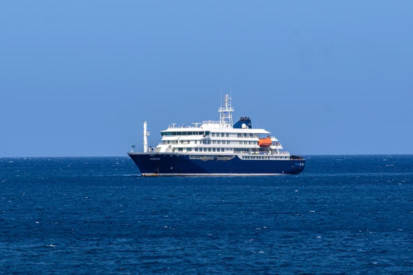 El crucero MV Hondius atracado en el puerto de Praia, la capital de Cabo Verde, el 3 de mayo de 2026. Un brote de "enfermedad respiratoria aguda grave" a bordo de un crucero en el Atlántico ha dejado dos personas fallecidas y una tercera en cuidados intensivos en Johannesburgo, según informó el Ministerio de Sanidad de Sudáfrica a la AFP el 3 de mayo de 2026. (AFP vía Getty Images)