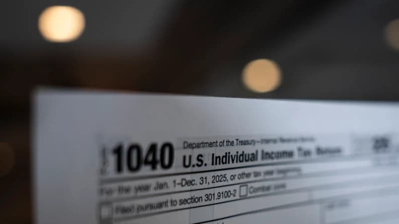 Decenas de millones de contribuyentes tendrían derecho a devoluciones del IRS correspondientes a la época de la pandemia
